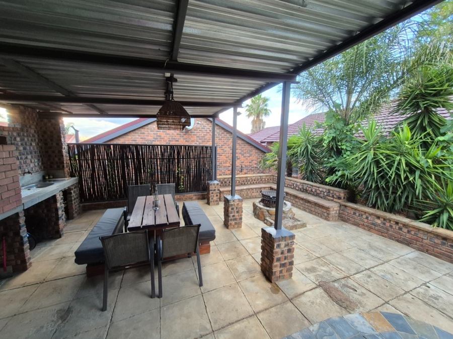 5 Bedroom Property for Sale in Langenhovenpark Free State